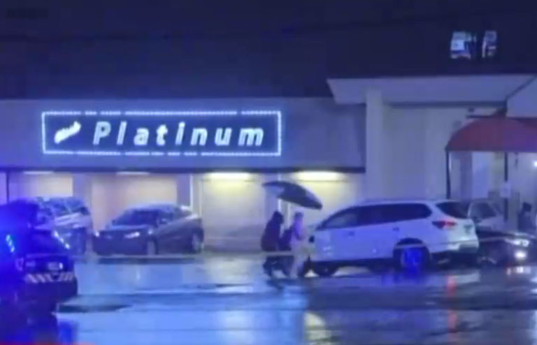 Al menos 7 muertos y 2 heridos en tiroteo simultáneo en tres spa de Estados Unidos