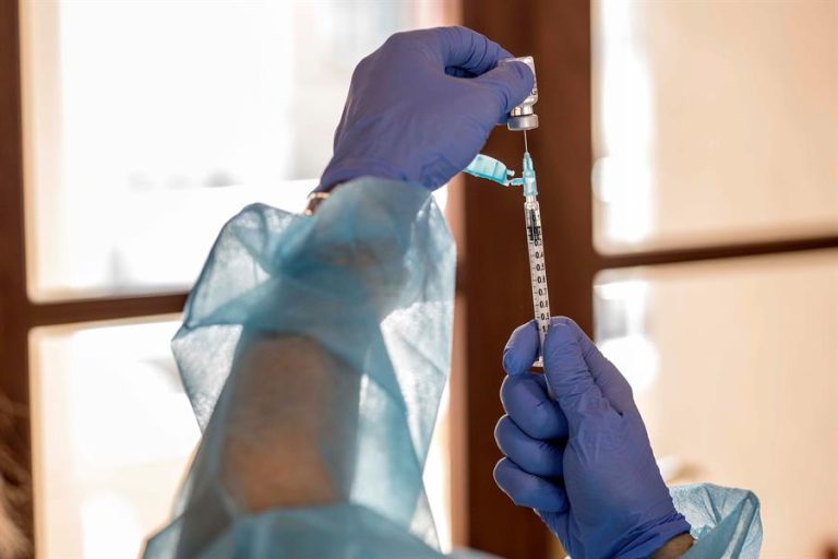 Vacuna de AstraZeneca: OMS dice que beneficios superan riesgos y recomienda continuar administración