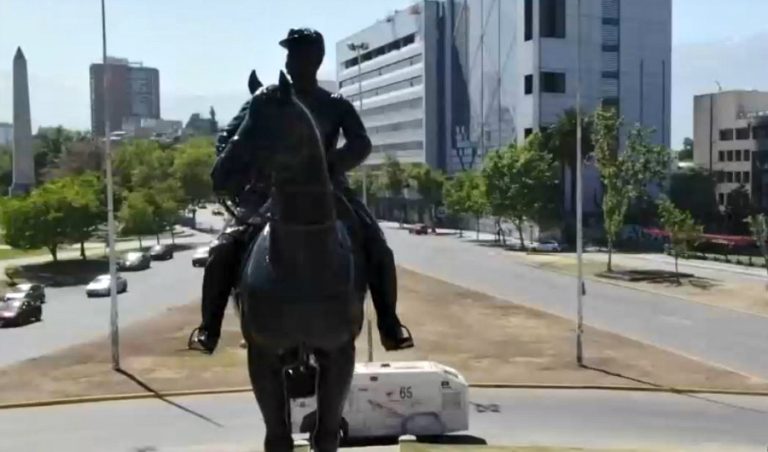 Sube y baja hidráulico: Proponen mecanismo para esconder de protestas al monumento de Baquedano