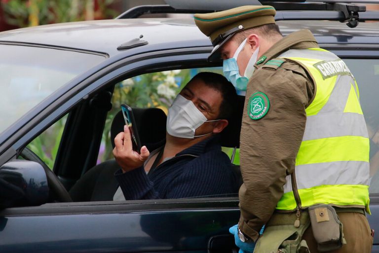 Si sólo voy de paso por una zona en cuarentena, ¿necesito algún documento para ir a una comuna que esté en otra fase?