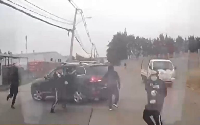 Conductor de camión blindado huyó de asalto en reversa a toda velocidad