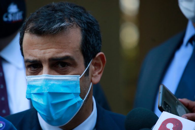 Ministro Delgado fue dado de alta tras ser internado en el Hospital de la FACh por COVID-19