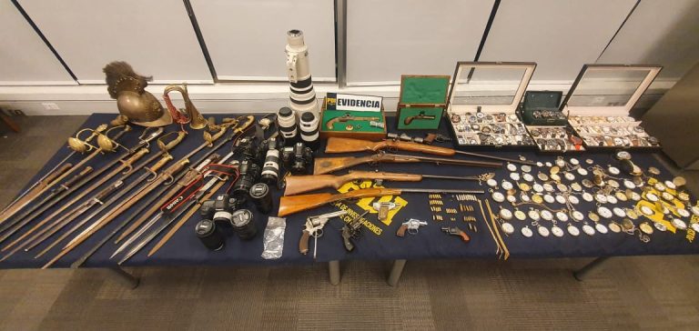 Sables, bayonetas y un centenar de relojes: La extraña y millonaria incautación a sujeto en Valparaíso