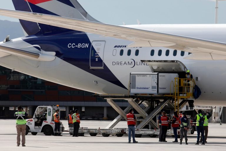 Llegan dos millones de vacunas nuevas de Sinovac a Chile