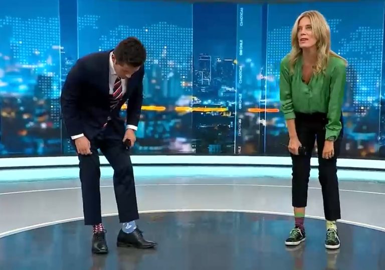 ¿Por qué Mónica Rincón y Humberto Sichel presentaron las noticias con calcetines distintos?