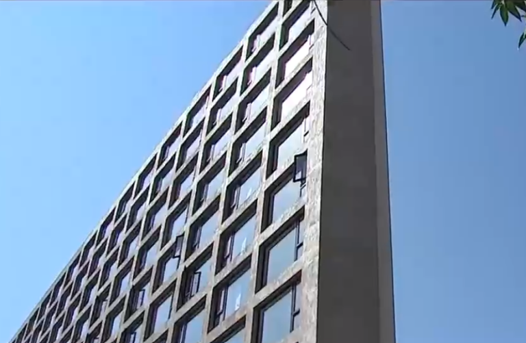 Edificio ultra delgado causa polémica en Santiago centro: Uno de sus costados mide cerca de 3 metros de ancho