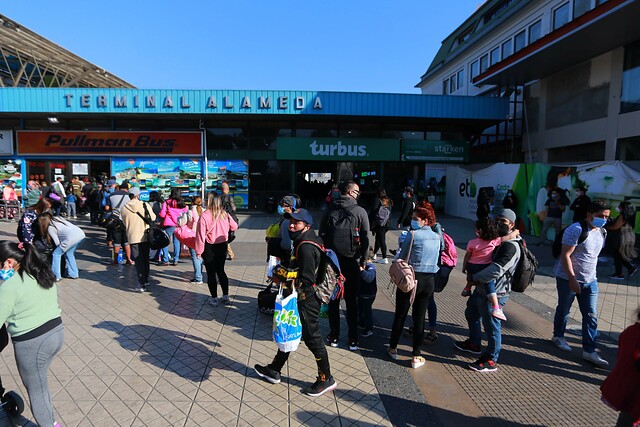 Encuentran a guagua recién nacida en terminal de buses de Estación Central