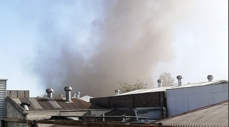Voraz incendio afectó a colegio en Recoleta: Consumió salas de clases y biblioteca