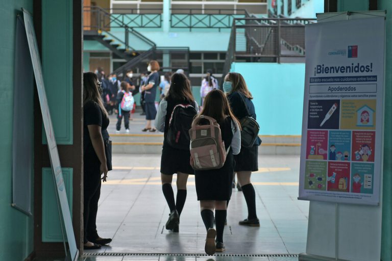 Apoderados piden abrir los colegios en cuarentena: Han juntado más de 10 mil firmas