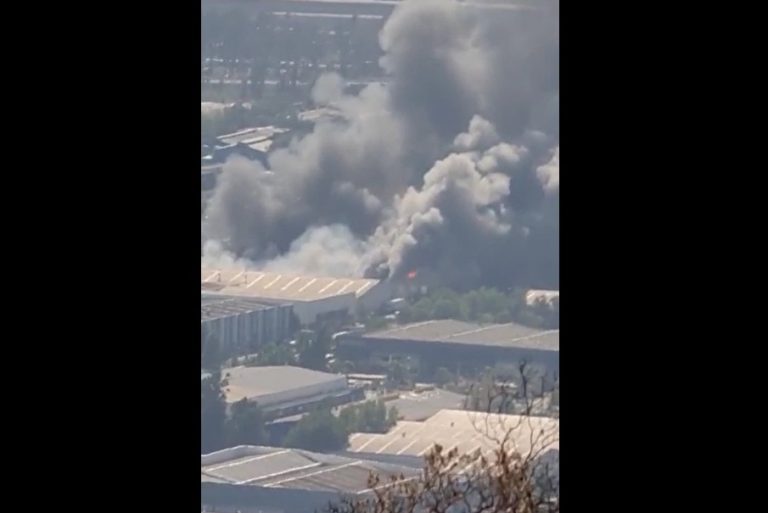 Incendio en fábrica de productos químicos en Colina: Varias compañías trabajan en la emergencia