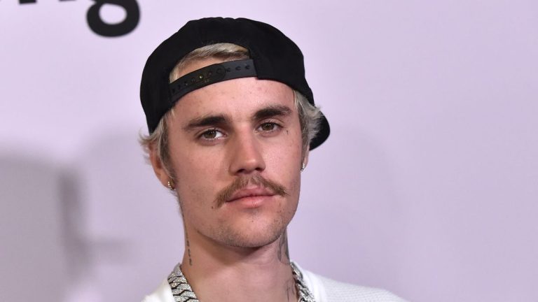Justin Bieber incendió Instagram: Se tatuó ese popular y sugerente emoji de WhatsApp