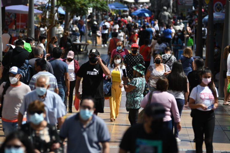 Cadem: El 69% tiene miedo de contagiarse con COVID-19, la cifra más alta de la pandemia