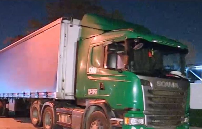 Lo Espejo: Cortaron el tránsito con barricadas para saquear dos camiones y abandonarlos en el lugar