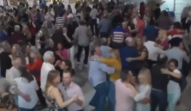 Insólita fiesta de adultos mayores: Tenían orquesta en vivo, no respetaban distancia ni portaban mascarilla