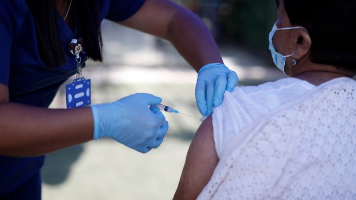 A un año del primer caso Covid-19 en Chile: ¿Quiénes pueden vacunarse hoy?