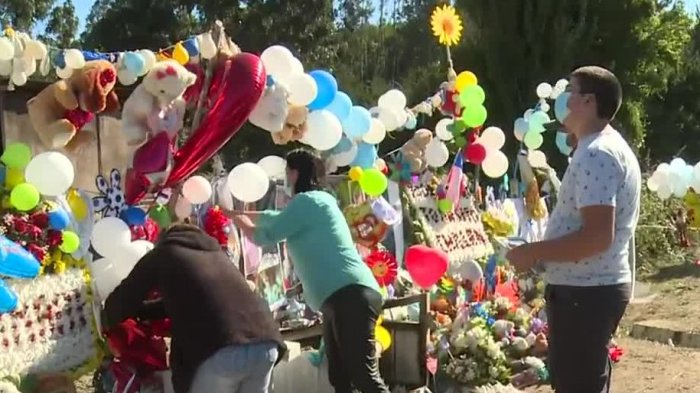 El emotivo momento en que familia materna instaló animita de Tomás Bravo en puente El Molino