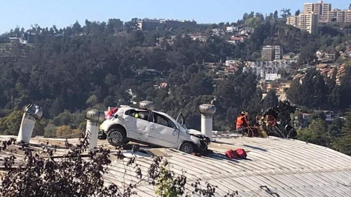 ¿Cómo pudo llegar hasta ahí? Auto quedó sobre techo de gimnasio de un colegio en Viña del Mar