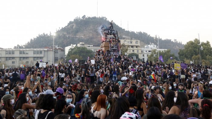 Masiva manifestación de mujeres en Plaza Italia: Hombres protagonizaron incidentes e intentaron sacar estatua de Baquedano