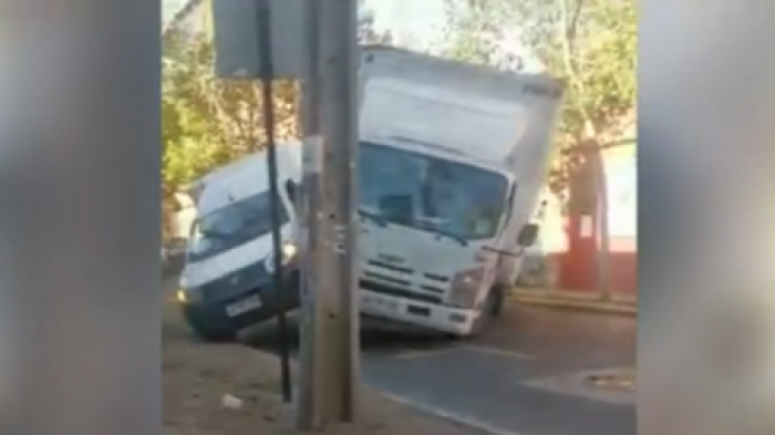 Chofer de camión chocó, intentó atropellar a un conductor y botó un poste en Providencia