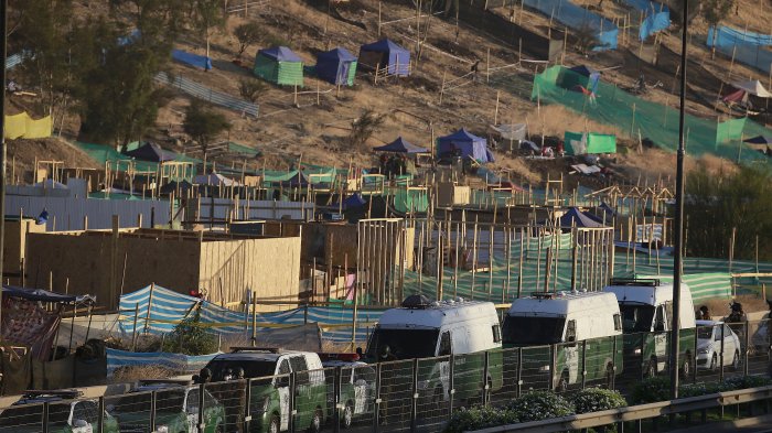 Gran contingente policial llegó a desalojar masiva toma en Cerro Renca