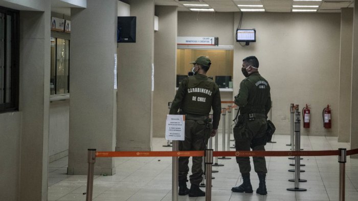 Roban cerca de 130 millones de pesos a sucursal de Caja Los Héroes