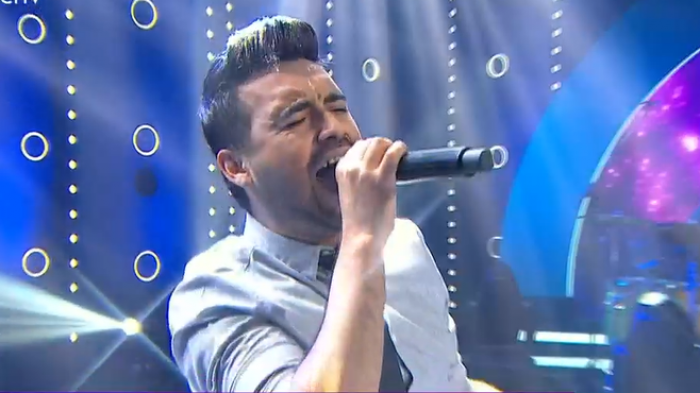 No convenció: Luis Fonsi deberá darlo todo en la gala para seguir en competencia