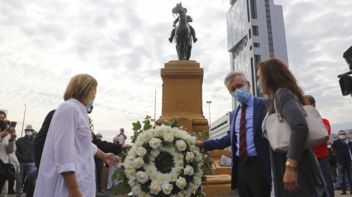 Ex militares homenajean a monumento de General Baquedano antes de ser retirado