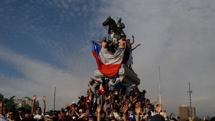 ¿Cómo recuperar la tranquilidad en Plaza Italia? Conflictos entre manifestantes y Carabineros no cesan desde el estallido social
