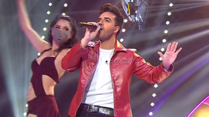 ¡Impecable! Luis Fonsi se lució en el escenario interpretando 