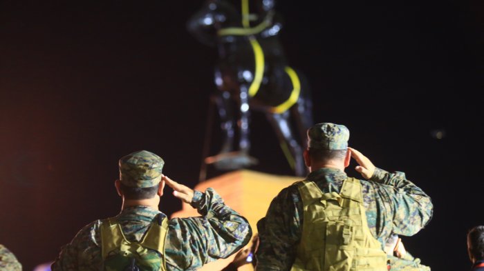 Con honores del ejército removieron emblemática estatua de Plaza Baquedano