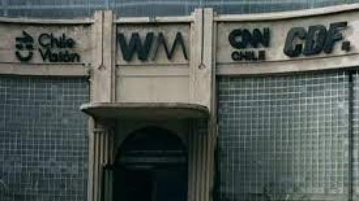 “Todo brilla”: Eduardo Sáez realizó inesperado tour por oficinas de Chilevisión