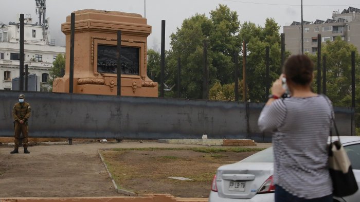 Plaza Italia amaneció con cierre perimetral para proteger base del monumento a Baquedano