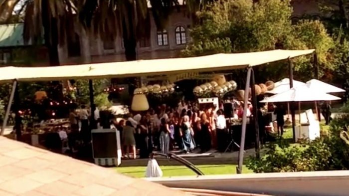 Cerca de 70 invitados: Denuncian masiva fiesta de matrimonio en campus oriente de la Universidad Católica