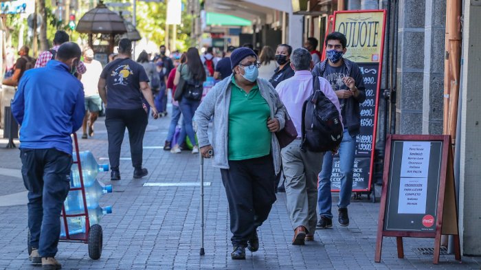 Camas UCI ocupadas por menores de 50 años: Doctores analizan alarmante aumento de pacientes por covid-19