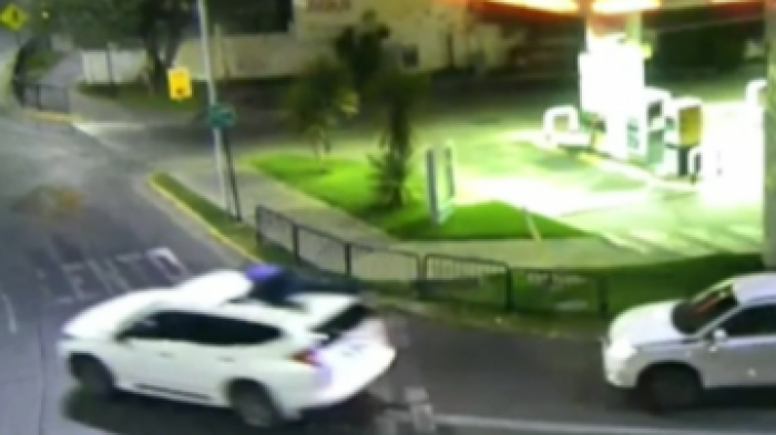 Ladrón intentó escapar subiendo al techo de una camioneta