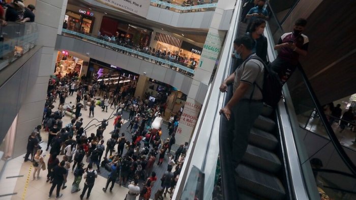 Protesta por cierre de gimnasios: Realizaron deporte dentro de mall Costanera Center