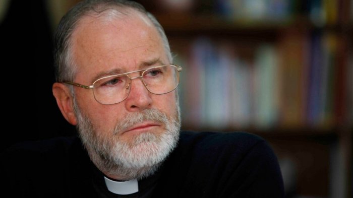 Obispo de Punta Arenas llama a desobedecer las leyes e incumplir normas sanitarias