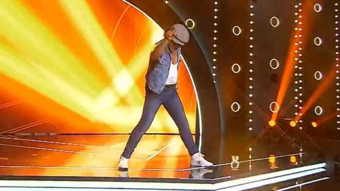 Una tema atrevido: Brian Johnson volvió loco al jurado con su presentación