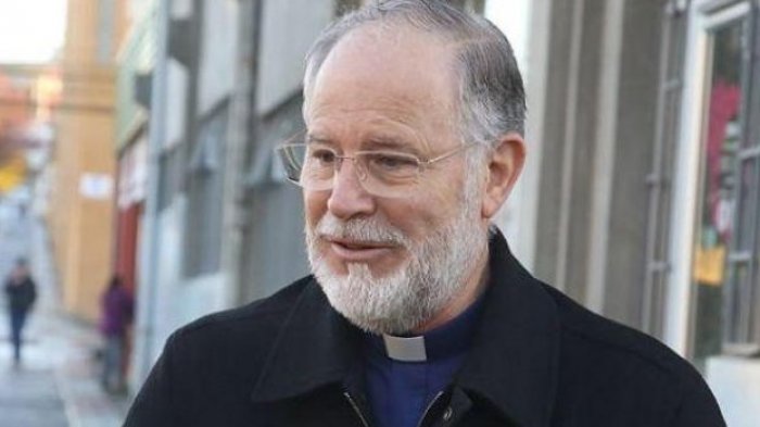 Obispo de Punta Arenas llama a desobedecer normas sanitarias: Pide que se siga participando en cultos religiosos