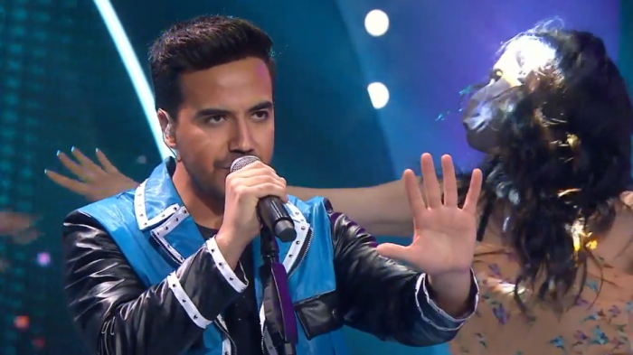 Con todo el romanticismo; Luis Fonsi y su apasionada interpretación de 