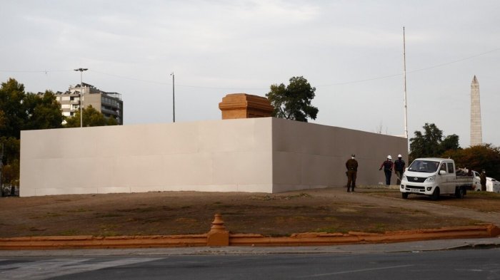 Concluye instalación de polémico muro en Plaza Italia que pesa alrededor de 12 toneladas