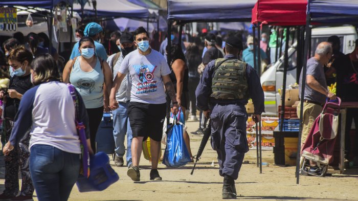 ¿Qué pasará con ferias libres y supermercados tras suspensión de permisos para el fin de semana?