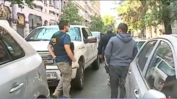 Persecución policial terminó con dos detenidos en pleno centro de Santiago