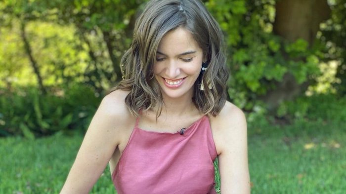 ¡Es la chica de rojo! La impactante foto de Millaray Viera que derritió corazones en redes sociales