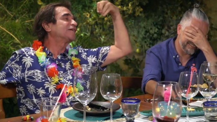 ¡Tremendo fail! Alex Zisis casi quema todo con una simple servilleta y una vela