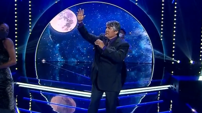 Salvatore Adamo lo dio todo en el escenario interpretando 