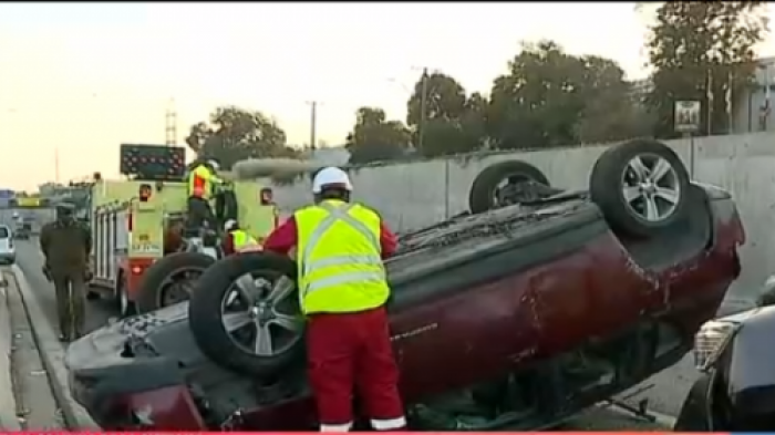 Un vehículo volcado: Fuerte choque involucró a 3 automóviles en La Cisterna