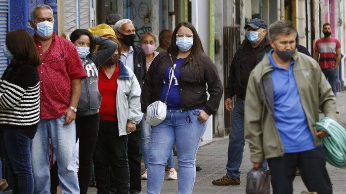 Solo cayó un 22,8% en Santiago: Preocupación por alta movilidad durante cuarentena