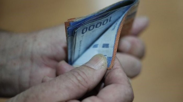 Proponen bono universal: ¿Qué monto debería recibir la gente en cuarentena?