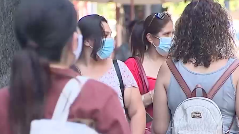 Despidos y deserción por el cuidado de hijos: Cómo cambió la pandemia a las trabajadoras chilenas